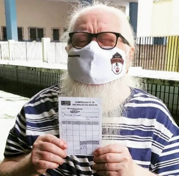 Imagem ilustrativa da imagem MÚSICO HERMETO PASCOAL É VACINADO NO RJ