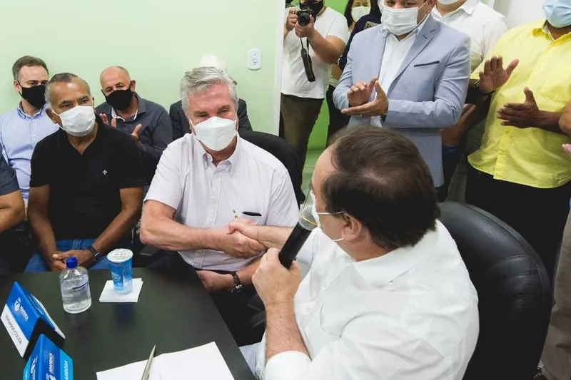 A convite do prefeito de Arapiraca, Luciano Barbosa, Collor participou do lançamento do edital