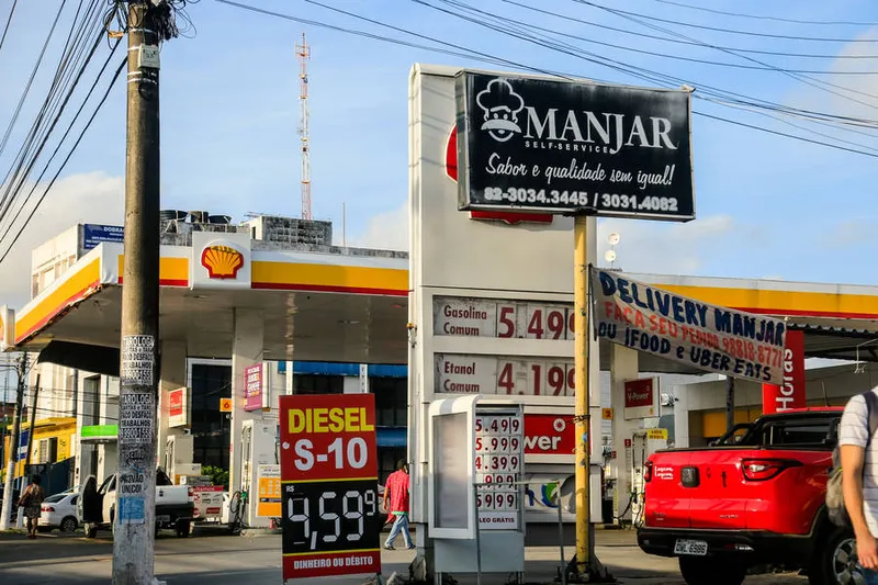 Sexta alta do ano nos preços da gasolina, e a quinta no valor do litro do diesel. O preço médio de venda da gasolina passará a ser de R$ 2,84 por litro, alta de R$ 0,23 por litro (alta de 9,2%), enquanto o diesel passará a média de R$ 2,86 por litro, aumento de R$ 0,15 por litro