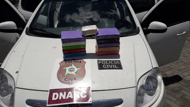 Imagem ilustrativa da imagem POLÍCIA APREENDE MAIS DE 10KG DE COCAÍNA EM CARRO ABANDONADO