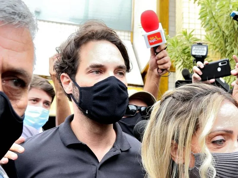 Dr. Jairinho, namorado de Monique Medeiros da Costa e Silva, mãe do menino Henry Borel, deixa a delegacia