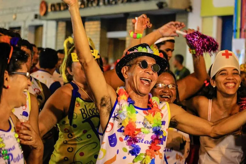Aglomerações como as registradas tradicionalmente em blocos estão proibidas em AL