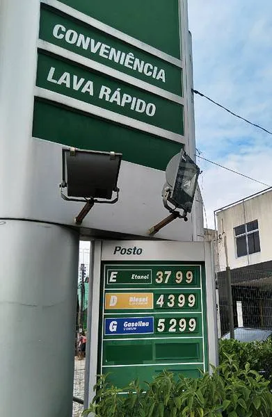 Em um posto localizado no bairro do Farol, o valor do litro da gasolina comum está custando R$ 5,299 no cartão