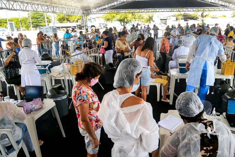 Idosos recebem a vacina em tenda montada no Papódromo, no Vergel do Lago