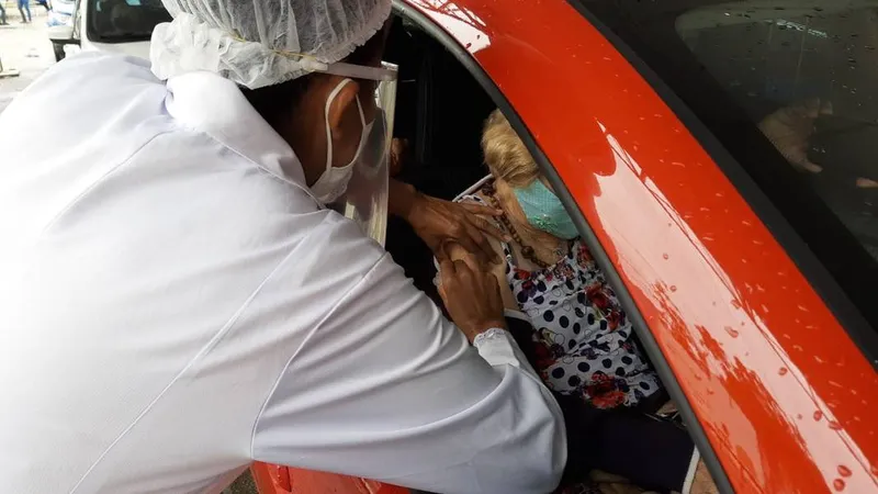 Idosos agora poderão ver as seringas com a vacina antes e logo após a aplicação, para atestar o uso do imunizante