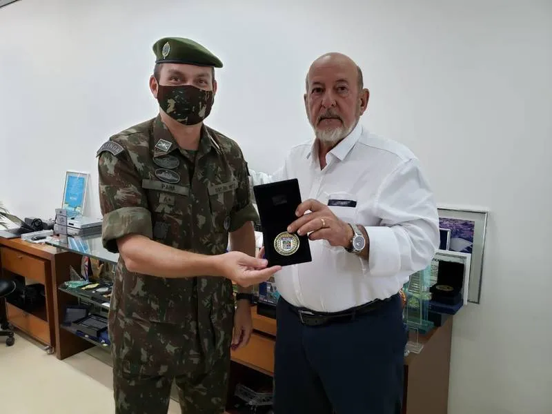 Presidente da Federação das Indústrias do Estado de Alagoas, José Carlos Lyra, recebe homenagem do comandante do 59º BIMtz, TC Rodrigo de Almeida Paim