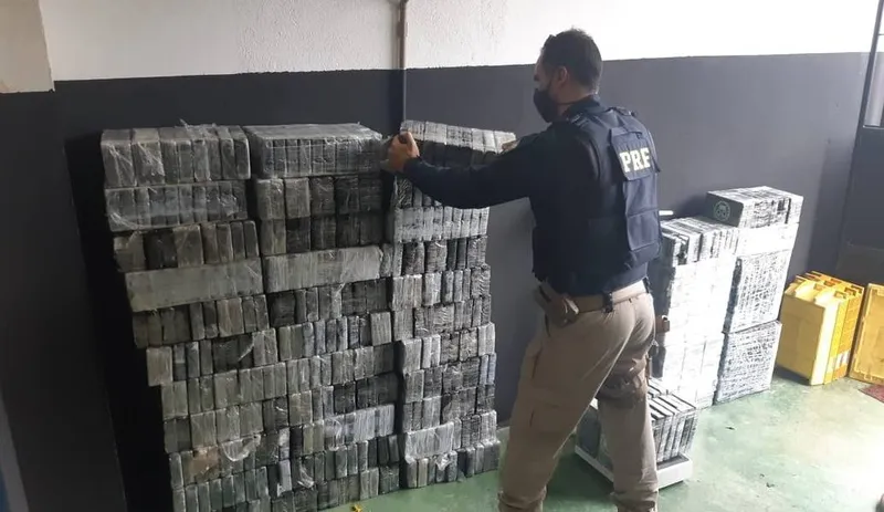 Imagem ilustrativa da imagem PRF APREENDE 540 KG DE COCAÍNA EM S. MIGUEL