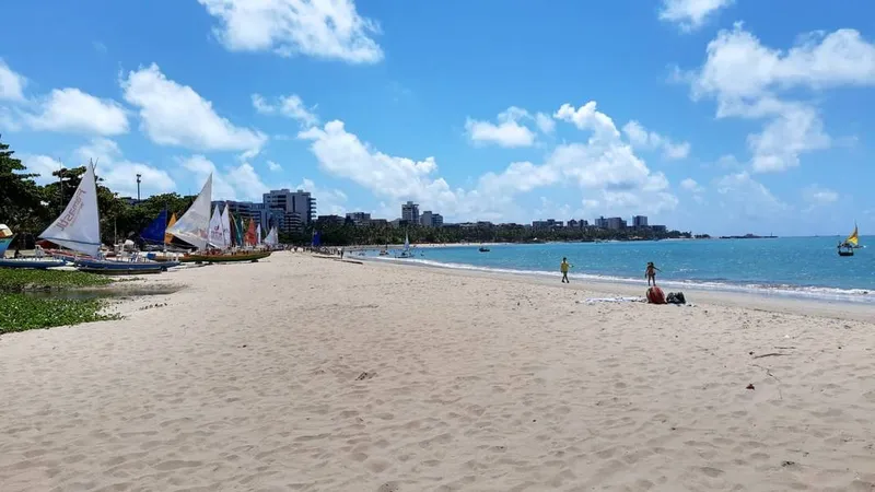 Faixa de areia da Pajuçara ficou praticamente vazia no primeiro dia em vigor do decreto que fixou a Fase Vermelha