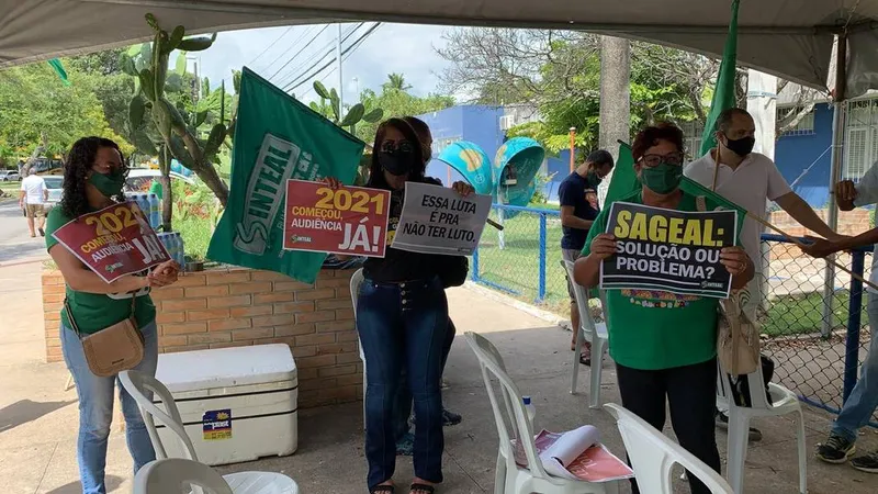 Representantes do Sinteal protestaram em frente à Secretaria Estadual de Educação para exigir imunização