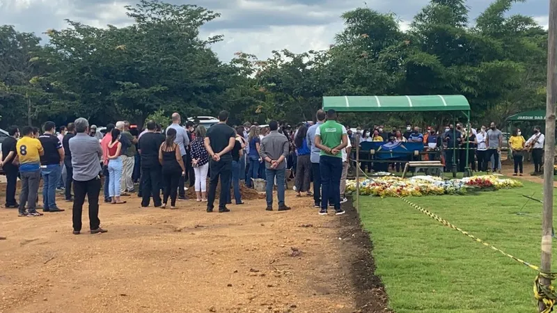 Presidente do Palmas foi enterrado nessa segunda; piloto e 4 jogadores também morreram no acidente aéreo