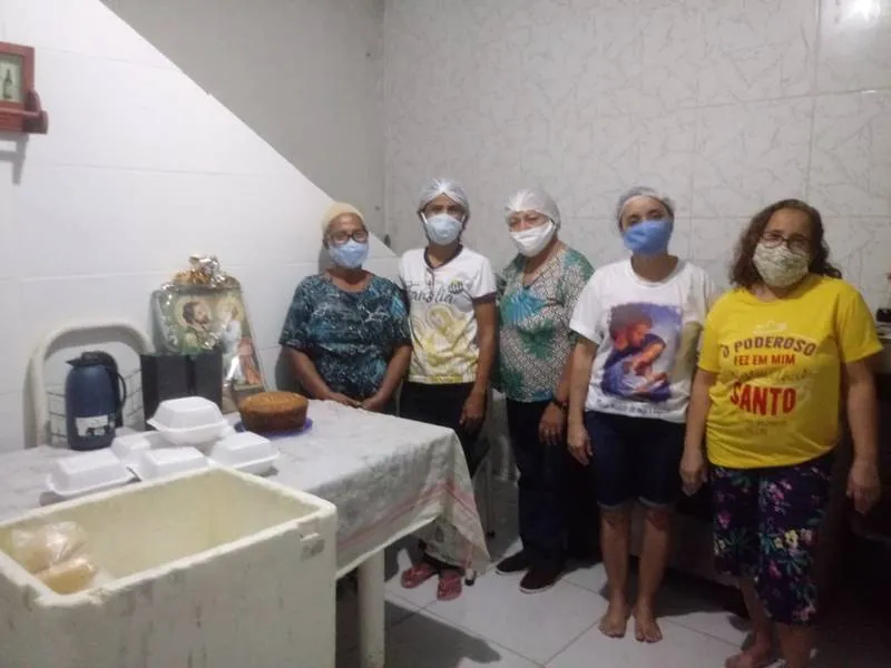 grupo da Pastoral Familiar no Benedito Bentes com as refeições que serão entregues aos moradores de rua