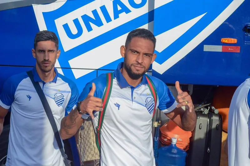 O lateral Vitor Costa é um dos que não estão aptos para a estreia nesta quinta-feira (25)