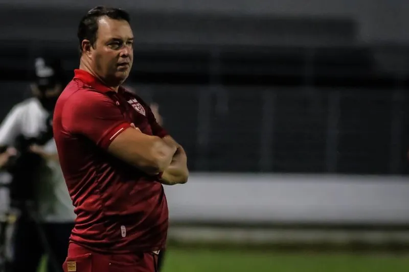Por meio de rede social, técnico Roberto Fernandes confirmou a permanência no CRB