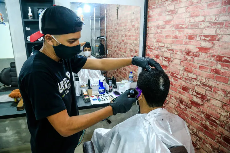 Nos últimos 12 meses, o recuo verificado no volume de serviços foi de 17,6%, pontuou IBGE

