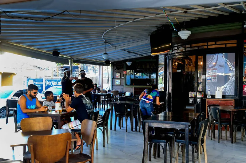 Donos de bares e restaurantes querem funcionar pelo menos no horário de almoço