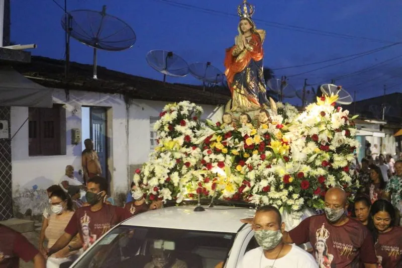 Depois da Missa da tarde uma multidão nas ruas aguardava a passagem da Imagem da Santa na carreata