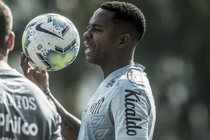 Robinho chegou a treinar pelo Santos em outubro, mas teve o contrato suspenso