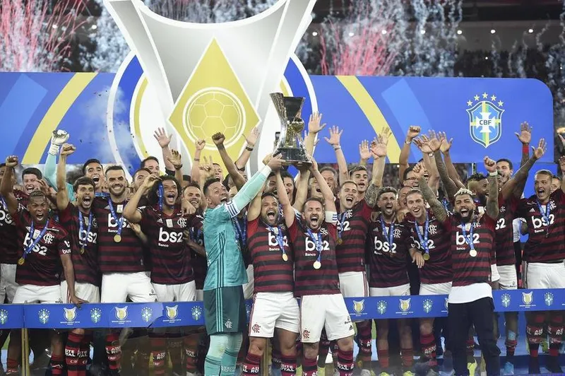 Flamengo foi campeão brasileiro de 2019 e levantou a taça no Maracanã