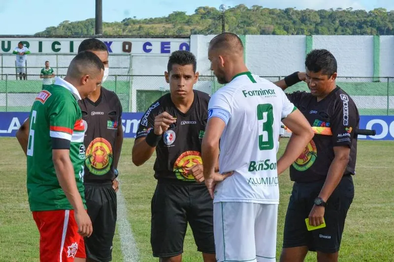 Árbitros do jogo Murici x CEO, antes da partida em que houve confusão, no sábado (27)