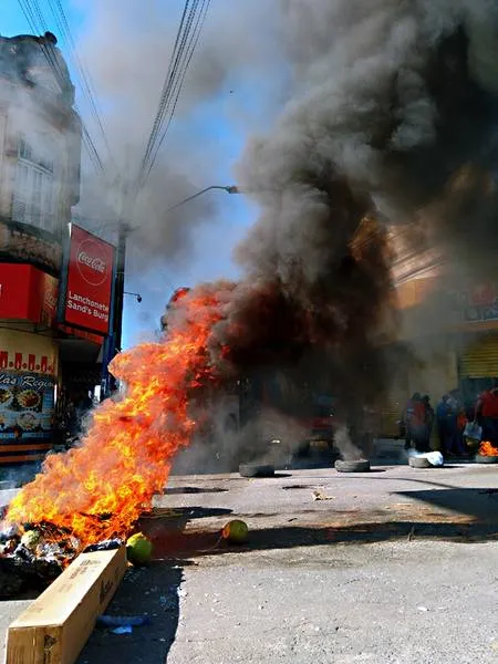 Imagem ilustrativa da imagem TAXISTAS PROTESTAM CONTRA ABORDAGEM DE AGENTES DA SMTT