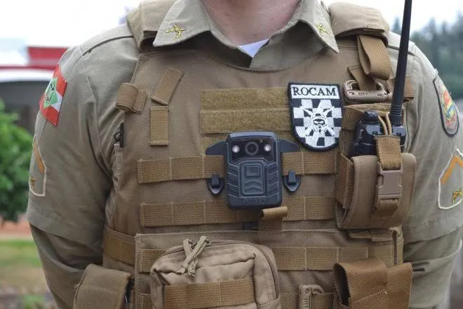 Equipamentos de áudio e vídeo podem ser acoplados aos uniformes dos policiais alagoanos
