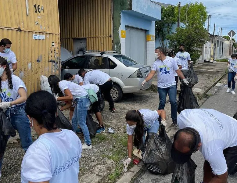 Imagem ilustrativa da imagem VOLUNTÁRIOS FAZEM MUTIRÃO DE LIMPEZA NO BENEDITO BENTES
