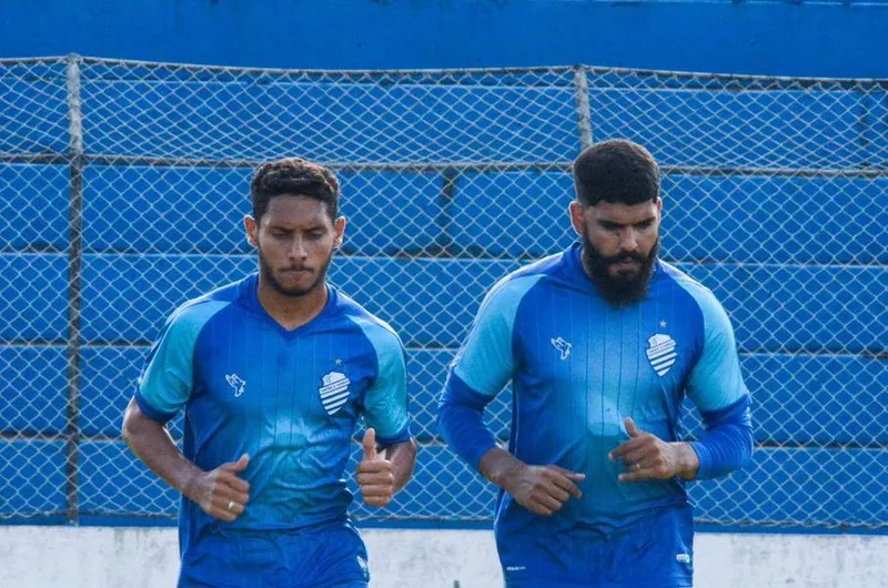 Lateral esquerdo Vitor Costa (esquerda) já chegou ao Azulão e começou os treinamentos