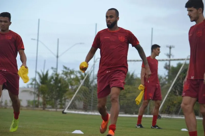 Volante Wesley afirma ter interesse em continuar no CRB para a próxima temporada