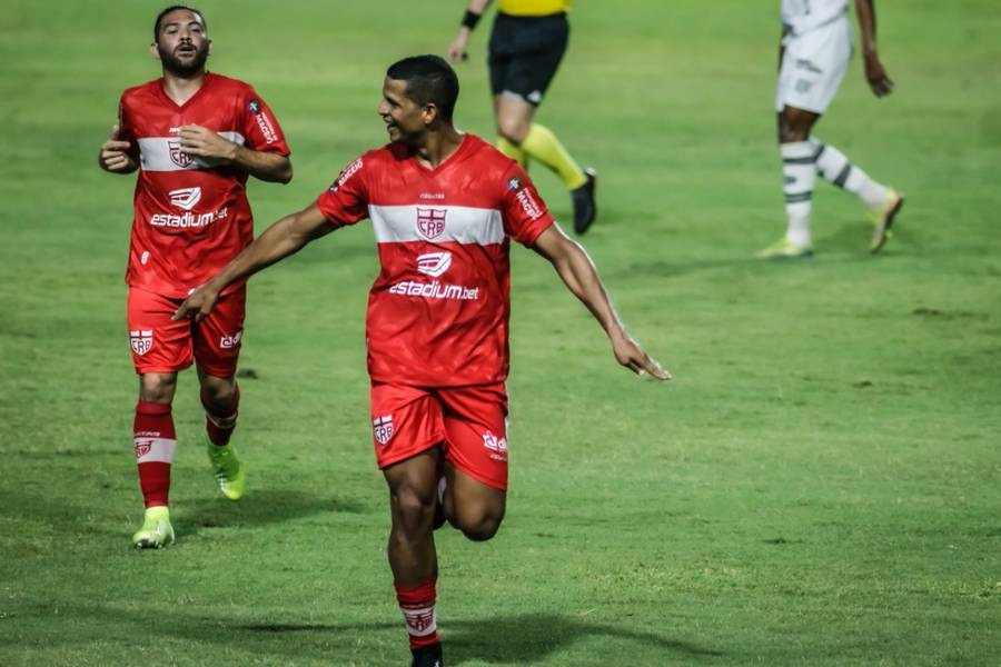 Motivado, Lucão (à frente) pretende continuar no CRB pelo menos até o mês de dezembro