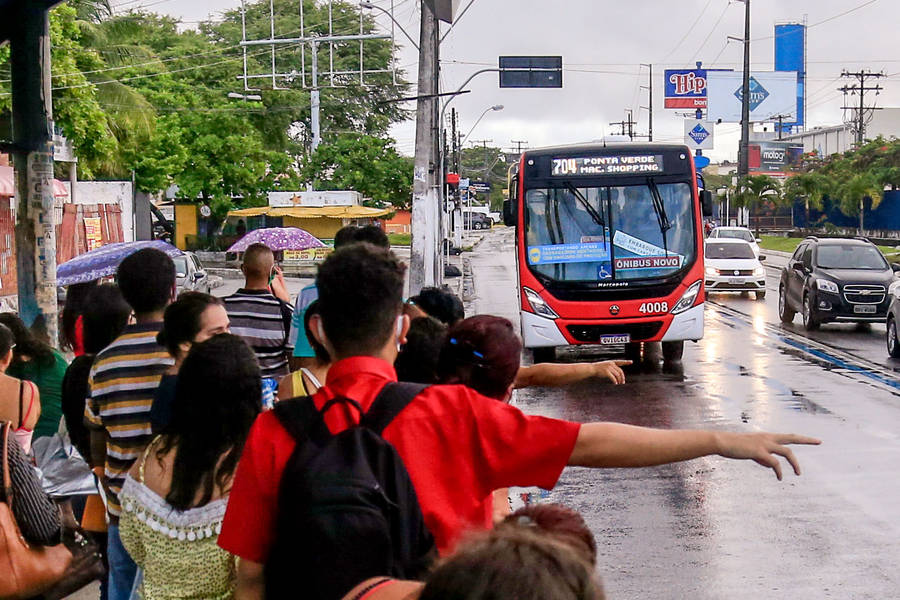 Estudantes poderão se deslocar pela cidade sem pagar a tarifa de ônibus após a prefeitura implantar Passe Livre