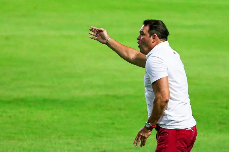 CRB amarga três jogos sem vencer pela primeira vez desde a chegada do técnico Roberto Fernandes
