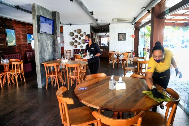 Aos finais de semana, bares e restaurantes poderão abrir até as 16h, conforme novo decreto de distanciamento