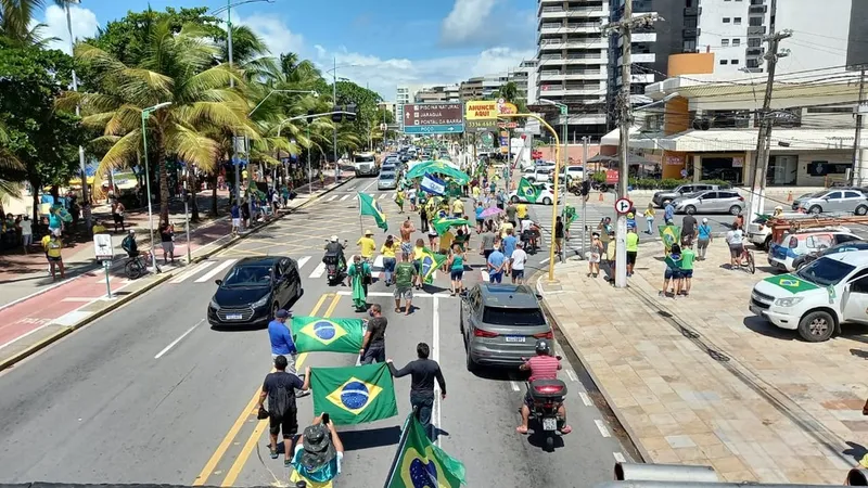 Apoiadores de Bolsonaro fizeram um ato na orla marítima de Maceió no dia 1º de Maio em favor das ações do governo

