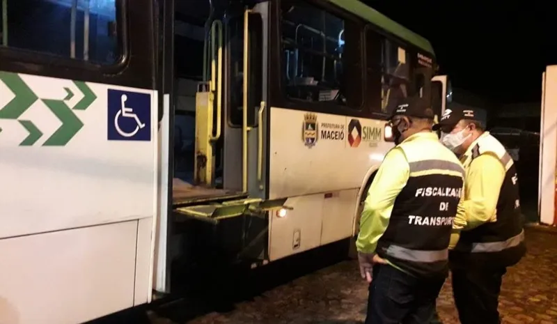 Imagem ilustrativa da imagem APÓS FISCALIZAÇÃO, SMTT LACRA 11 ÔNIBUS
