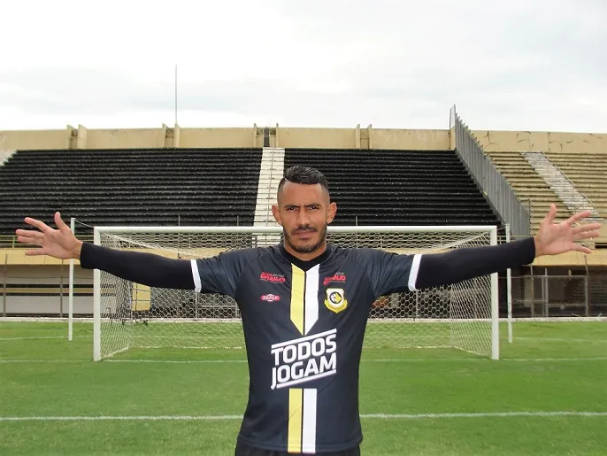 Goleiro Thiago Passos (foto), que estava no Patrocinense-MG, e o volante Olívio são as contratações alvinegras