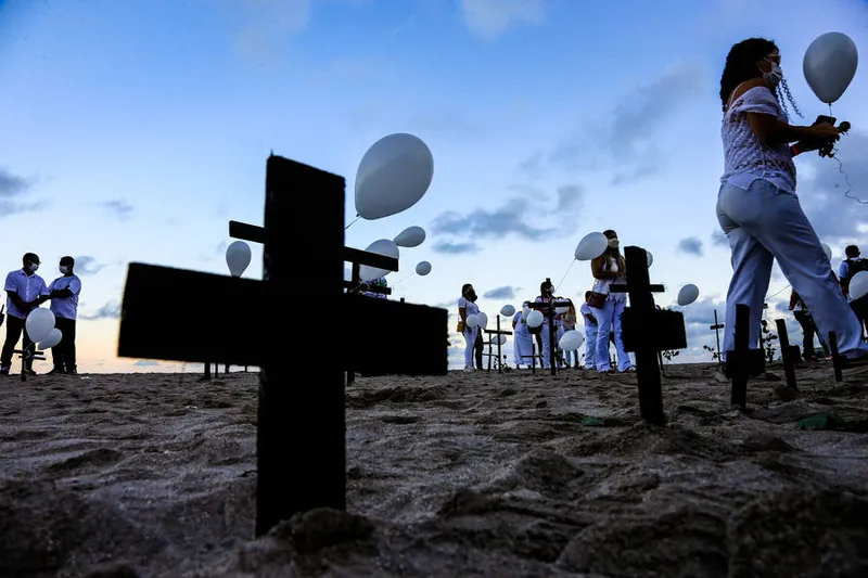 Profissionais de enfermagem fazem protesto em Maceió em homenagem a colegas mortos