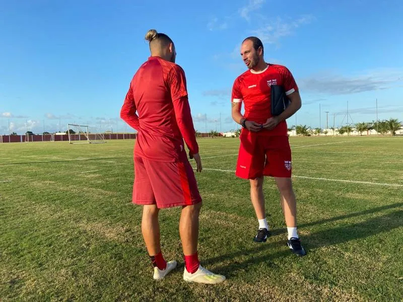 Allan Aal (dir) já iniciou os treinos no CRB e conversou com atletas como o meia Diego Torres