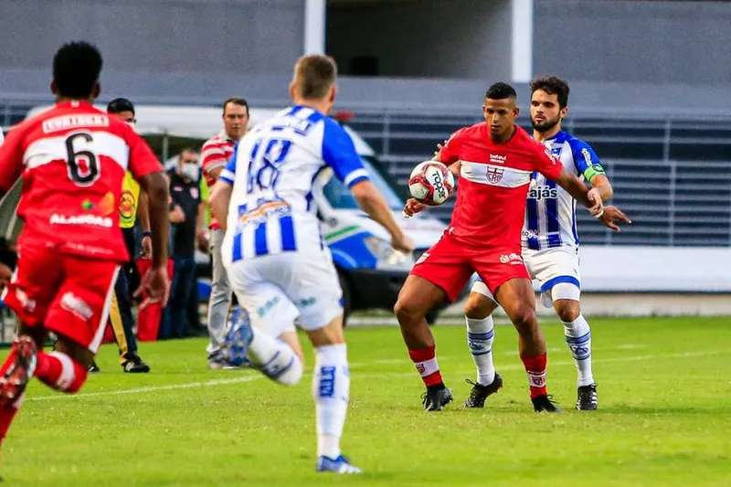 Atacante Lucão, do CRB, ainda não marcou no clássico e lateral Norberto, do CSA, já deixou a sua marca 