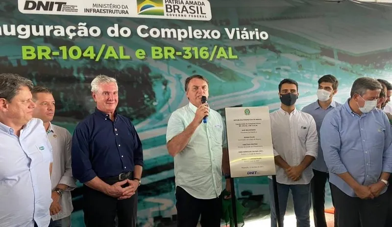 Imagem ilustrativa da imagem BOLSONARO INAUGURA OBRAS EM ALAGOAS E MOSTRA FORÇA POPULAR