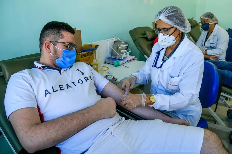 Para doar sangue, além de ter idade entre 16 e 69 anos, é necessário estar bem de saúde