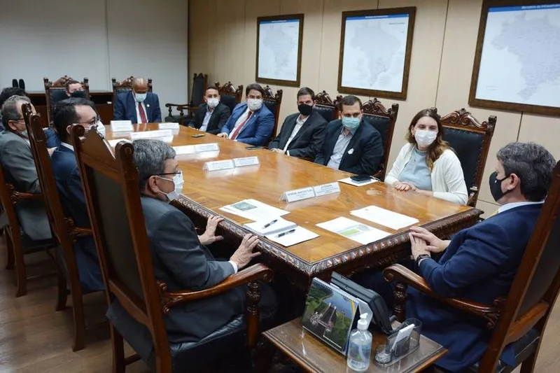 A deputada Jó Pereira estava acompanhada do secretário de Infraestrutura de Maceió, Nemer Ibraim; do secretário de Habilitação de Maceió, Eduardo Rossitier; e do secretário de Meio Ambiente e de Recursos Hídricos, Fernando Pereira