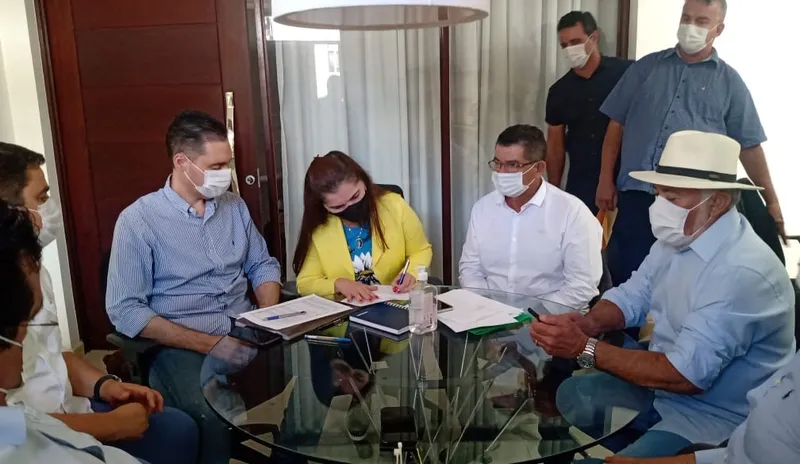 Superintendente da Codevasf, Joãozinho Pereira assinou a ordem de serviço para pavimentação asfáltica nas três cidades