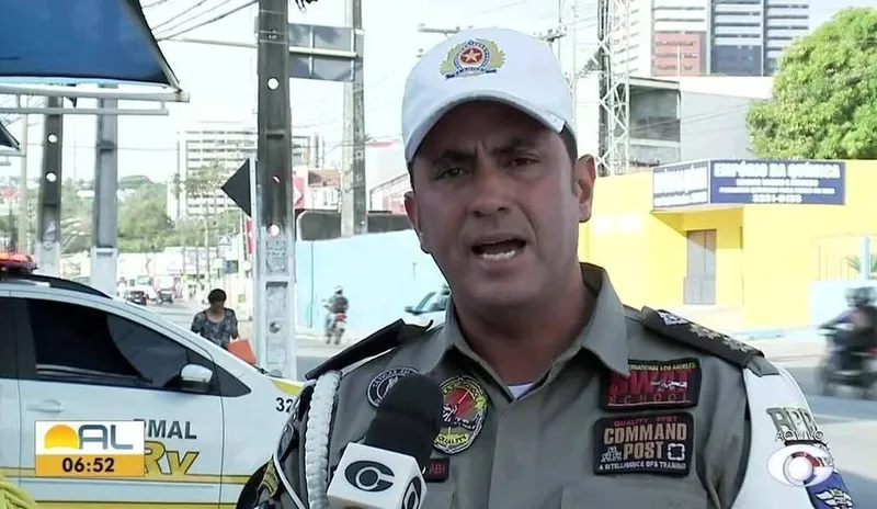 Imagem ilustrativa da imagem COMANDANTE DO BPRV PEDE EXONERAÇÃO DO CARGO
REPRODUÇÃO TV GAZETA
Tenente-coronel Liziário havia sido afastado e depois reintegrado ao comando do BPRv por decisão judicial
HEBERT BORGES
REPÓRTER
O tenente-coronel Everaldo Liziário dos Santos Júnior, da Polícia Militar de Alagoas (PMAL), pediu exoneração da função de comandante do Batalhão de Polícia Rodoviária (BPRv). O pedido foi enviado ao comandante geral da Polícia Militar de Alagoas. Em seus argumentos, o oficial diz que a função de comandan