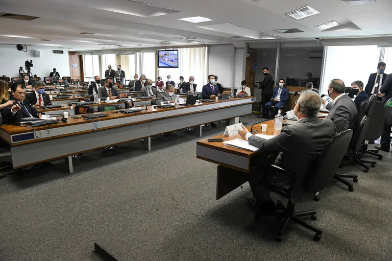 Senadores também convocaram o diretor-presidente da Anvisa, Antonio Barra Torres