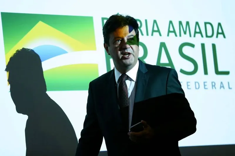 Mandetta foi demitido do cargo em 16 de abril de 2020, no início da crise da pandemia no país; hoje são 400 mil mortos