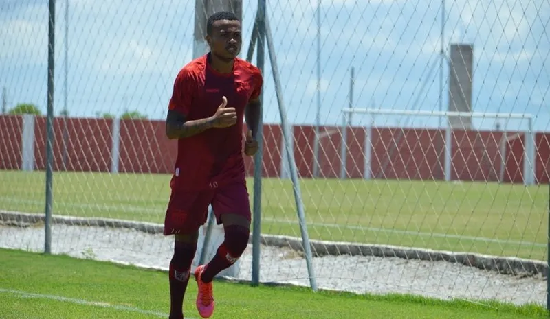Recuperado de lesão grave, atacante Erik volta a ficar à disposição do CRB