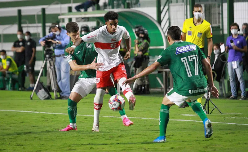 CRB melhorou muito no segundo tempo, mas não conseguiu acertar no gol saiu derrotado