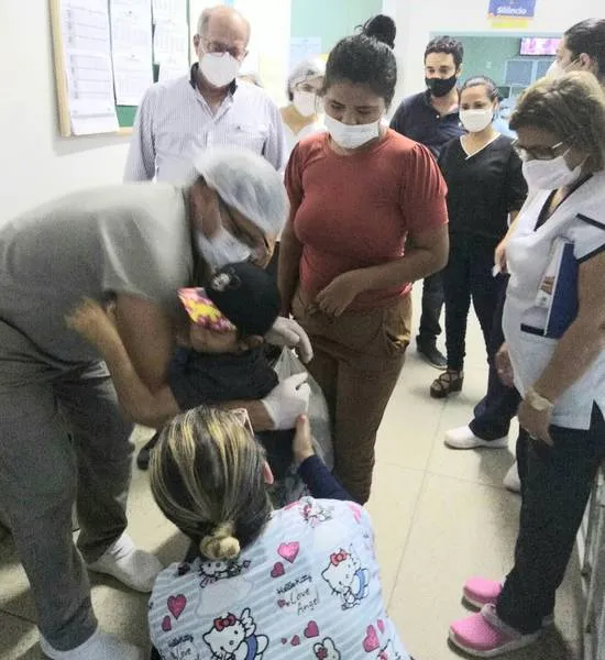 O garoto de seis anos foi internado no Hospital e Emergência do Agreste em estado grave e bastante debilitado