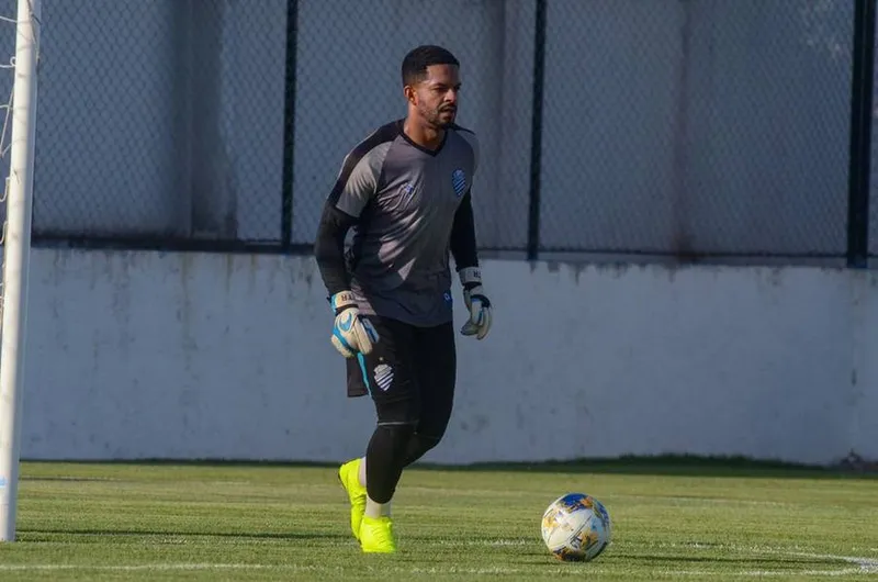 Thiago Rodrigues dá sequência ao período de adaptação no CSA, por estar usando um capacete especial