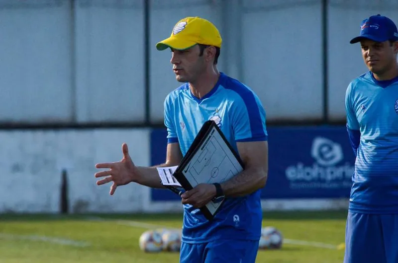 Após cumprir isolamento por causa da Covid-19, técnico Bruno Pivetti vai estrear no CSA